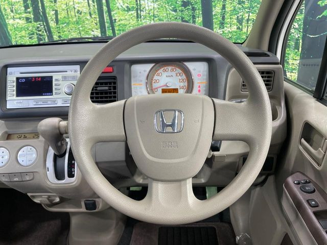 �C���e���A�ɍ��킹���f�U�C���̃X�e�A�����O�́A�^�]�������̂��Ƃ��l���A�^�]���₷���`��A�傫���ł��B�����x�A���ۂɐG���Ă��m���߂��������B