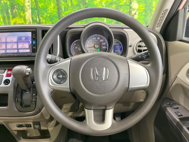 �C���e���A�ɍ��킹���f�U�C���̃X�e�A�����O�́A�^�]�������̂��Ƃ��l���A�^�]���₷���`��A�傫���ł��B�����x�A���ۂɐG���Ă��m���߂��������B