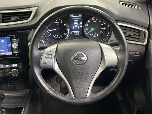 �C���e���A�ɍ��킹���f�U�C���̃X�e�A�����O�́A�^�]�������̂��Ƃ��l���A�^�]���₷���`��A�傫���ł��B�����x�A���ۂɐG���Ă��m���߂��������B