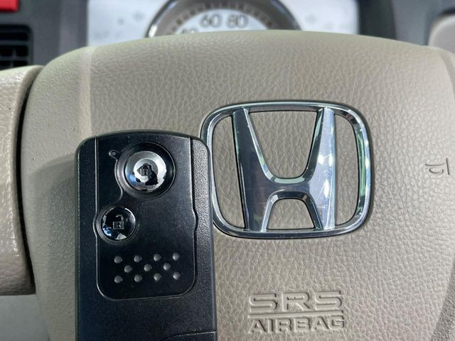 �yHonda�X�}�[�g�L�[�z�J�o����|�P�b�g�ɓ��ꂽ�܂܂ł��h�A�̎{���E�������\�ȃX�}�[�g�L�[�𑕔��B�G���W���̃I���E�I�t�����J�M�����o���K�v����������Ƃ��Ă��֗��ł���
