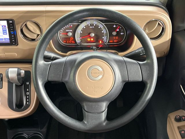 �C���e���A�ɍ��킹���f�U�C���̃X�e�A�����O�́A�^�]�������̂��Ƃ��l���A�^�]���₷���`��A�傫���ł��B�����x�A���ۂɐG���Ă��m���߂��������B