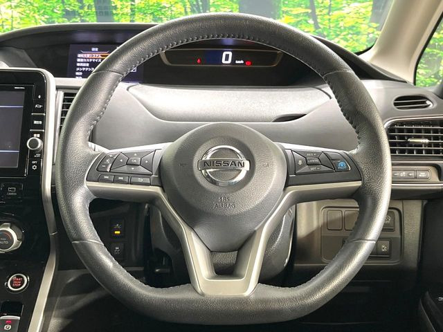 �C���e���A�ɍ��킹���f�U�C���̃X�e�A�����O�́A�^�]�������̂��Ƃ��l���A�^�]���₷���`��A�傫���ł��B�����x�A���ۂɐG���Ă��m���߂��������B