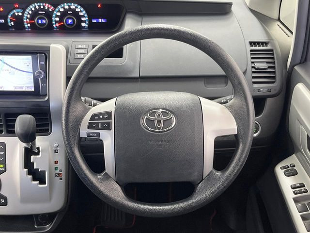 �C���e���A�ɍ��킹���f�U�C���̃X�e�A�����O�́A�^�]�������̂��Ƃ��l���A�^�]���₷���`��A�傫���ł��B�����x�A���ۂɐG���Ă��m���߂��������B