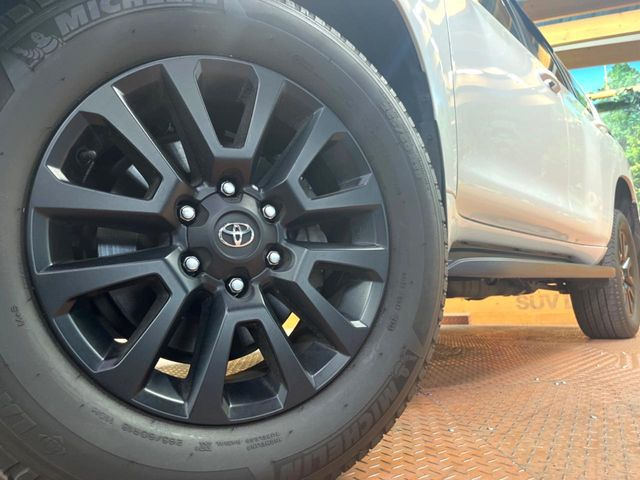 �y�O���[�h��p����18�C���`�A���~�z�C�[���z�f�U�C�����̍��������A���~�z�C�[���𑕒����Ă���܂��B�e��ЊO�A���~�z�C�[����A�X�^�b�h���X�^�C�����戵�����Ă���܂��B���񂲑��k����������