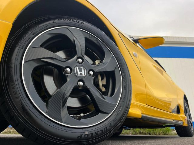 �y�����A���~�z�C�[���z�O�ςɃ}�b�`���������A���~�z�C�[���𑕒����Ă���܂��B�e��ЊO�A���~�z�C�[����A�X�^�b�h���X�^�C�����戵�����Ă���܂��B���񂲑��k����������