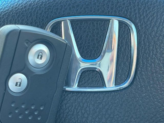 �yHonda�X�}�[�g�L�[�z�J�o����|�P�b�g�ɓ��ꂽ�܂܂ł��h�A�̎{���E�������\�ȃX�}�[�g�L�[�𑕔��B�G���W���̃I���E�I�t�����J�M�����o���K�v����������Ƃ��Ă��֗��ł���