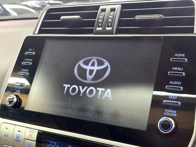 【メーカー純正ナビ】インテリアに溶け込むスタイリッシュな「専用設計」メーカーナビを装備♪視認性や操作性など基本性能にも優れ、より上質なカーライフをお楽しみいただけます。