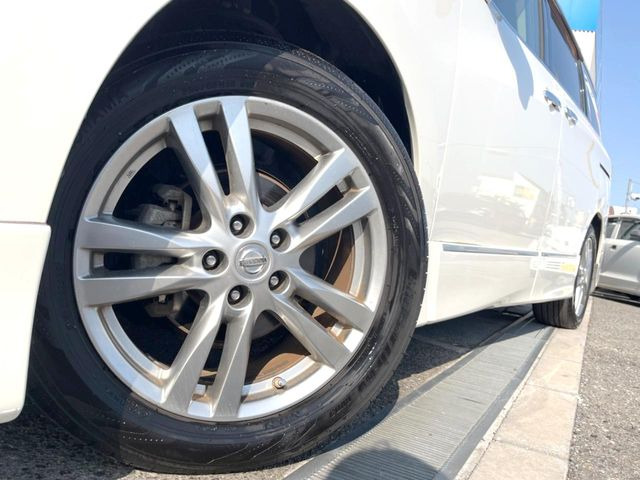 �y����18�C���`�A���~�z�C�[���z�O�ςɃ}�b�`���������A���~�z�C�[���𑕒����Ă���܂��B�e��ЊO�A���~�z�C�[����A�X�^�b�h���X�^�C�����戵�����Ă���܂��B���񂲑��k����������