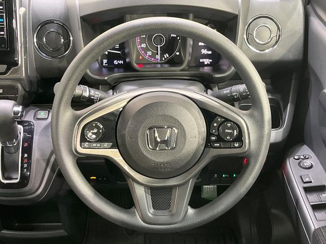 �C���e���A�ɍ��킹���f�U�C���̃X�e�A�����O�́A�^�]�������̂��Ƃ��l���A�^�]���₷���`��A�傫���ł��B�����x�A���ۂɐG���Ă��m���߂��������B