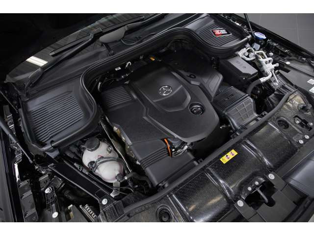 3.0L ����6�C��DOHC�f�B�[�[���^�[�{+ISG�𓋍ځB�G���W��367ps/76.5kgm�A���[�^�[20ps/20.4kgm�𔭊����A�͋��������ƗD�ꂽ�R��\�𗼗����Ă���܂��B