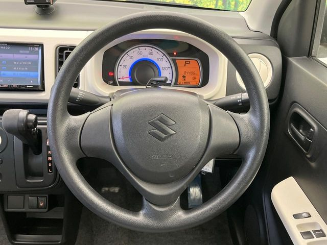 �C���e���A�ɍ��킹���f�U�C���̃X�e�A�����O�́A�^�]�������̂��Ƃ��l���A�^�]���₷���`��A�傫���ł��B�����x�A���ۂɐG���Ă��m���߂��������B