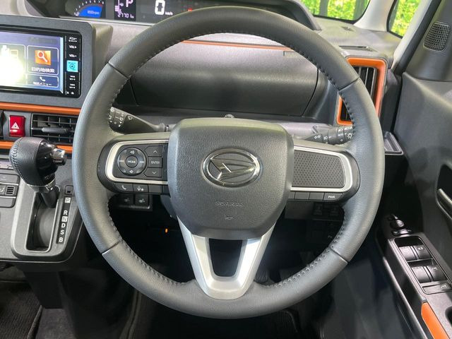 �C���e���A�ɍ��킹���f�U�C���̃X�e�A�����O�́A�^�]�������̂��Ƃ��l���A�^�]���₷���`��A�傫���ł��B�����x�A���ۂɐG���Ă��m���߂��������B