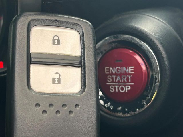 �yHonda�X�}�[�g�L�[�z�J�o����|�P�b�g�ɓ��ꂽ�܂܂ł��h�A�̎{���E�������\�ȃX�}�[�g�L�[�𑕔��B�G���W���̃I���E�I�t�����J�M�����o���K�v����������Ƃ��Ă��֗��ł���