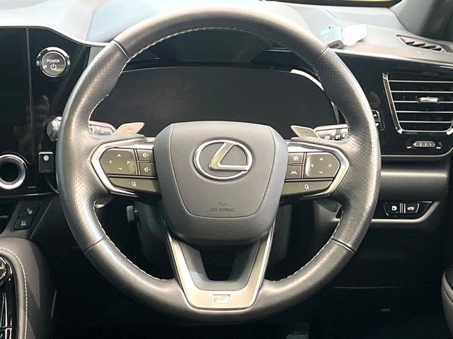 �C���e���A�ɍ��킹���f�U�C���̃X�e�A�����O�́A�^�]�������̂��Ƃ��l���A�^�]���₷���`��A�傫���ł��B�����x�A���ۂɐG���Ă��m���߂��������B
