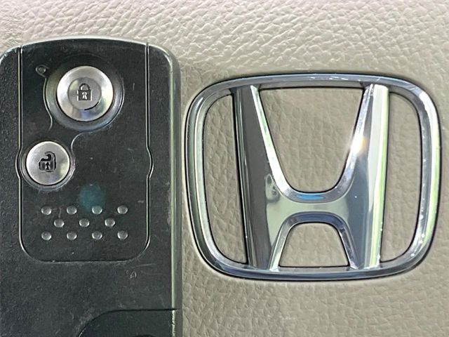 �yHonda�X�}�[�g�L�[�z�J�o����|�P�b�g�ɓ��ꂽ�܂܂ł��h�A�̎{���E�������\�ȃX�}�[�g�L�[�𑕔��B�G���W���̃I���E�I�t�����J�M�����o���K�v����������Ƃ��Ă��֗��ł���