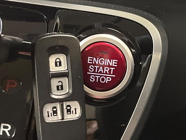 �yHonda�X�}�[�g�L�[�z�J�o����|�P�b�g�ɓ��ꂽ�܂܂ł��h�A�̎{���E�������\�ȃX�}�[�g�L�[�𑕔��B�G���W���̃I���E�I�t�����J�M�����o���K�v����������Ƃ��Ă��֗��ł���