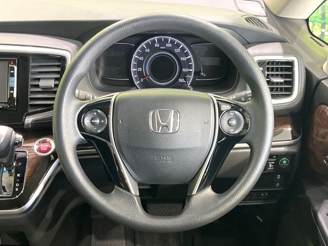 �C���e���A�ɍ��킹���f�U�C���̃X�e�A�����O�́A�^�]�������̂��Ƃ��l���A�^�]���₷���`��A�傫���ł��B�����x�A���ۂɐG���Ă��m���߂��������B