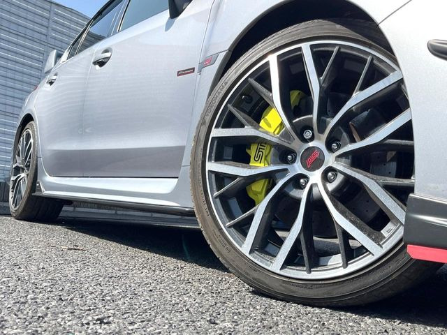 �y�����A���~�z�C�[���z�O�ςɃ}�b�`���������A���~�z�C�[���𑕒����Ă���܂��B�e��ЊO�A���~�z�C�[����A�X�^�b�h���X�^�C�����戵�����Ă���܂��B���񂲑��k����������
