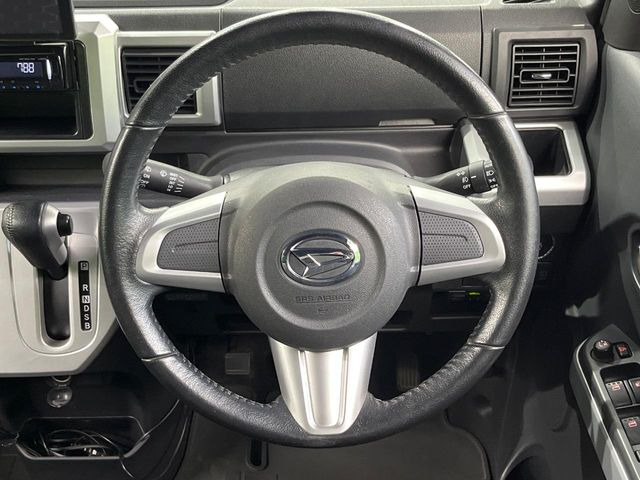 �C���e���A�ɍ��킹���f�U�C���̃X�e�A�����O�́A�^�]�������̂��Ƃ��l���A�^�]���₷���`��A�傫���ł��B�����x�A���ۂɐG���Ă��m���߂��������B