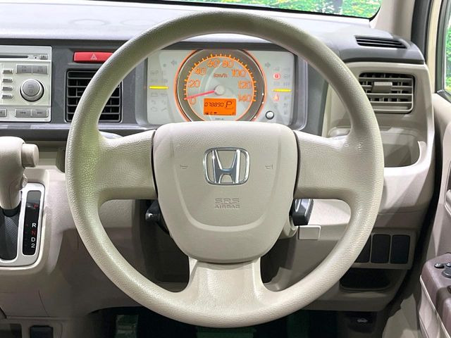 �C���e���A�ɍ��킹���f�U�C���̃X�e�A�����O�́A�^�]�������̂��Ƃ��l���A�^�]���₷���`��A�傫���ł��B�����x�A���ۂɐG���Ă��m���߂��������B