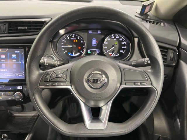 �C���e���A�ɍ��킹���f�U�C���̃X�e�A�����O�́A�^�]�������̂��Ƃ��l���A�^�]���₷���`��A�傫���ł��B�����x�A���ۂɐG���Ă��m���߂��������B