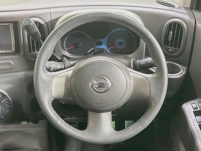 �C���e���A�ɍ��킹���f�U�C���̃X�e�A�����O�́A�^�]�������̂��Ƃ��l���A�^�]���₷���`��A�傫���ł��B�����x�A���ۂɐG���Ă��m���߂��������B