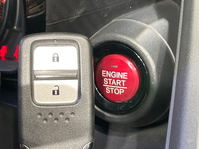 �yHonda�X�}�[�g�L�[�z�J�o����|�P�b�g�ɓ��ꂽ�܂܂ł��h�A�̎{���E�������\�ȃX�}�[�g�L�[�𑕔��B�G���W���̃I���E�I�t�����J�M�����o���K�v����������Ƃ��Ă��֗��ł���