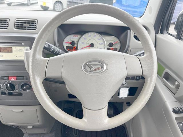 �C���e���A�ɍ��킹���f�U�C���̃X�e�A�����O�́A�^�]�������̂��Ƃ��l���A�^�]���₷���`��A�傫���ł��B�����x�A���ۂɐG���Ă��m���߂��������B