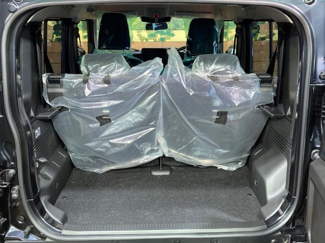 普段のお買い物や通勤、送迎等に十分な荷室スペースを確保しております。セカンドシートを倒すと、大きな荷物の積載も可能です♪