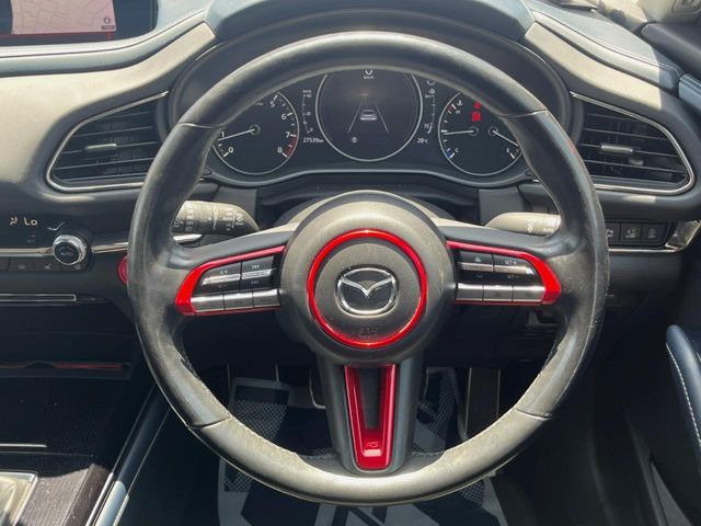 �C���e���A�ɍ��킹���f�U�C���̃X�e�A�����O�́A�^�]�������̂��Ƃ��l���A�^�]���₷���`��A�傫���ł��B�����x�A���ۂɐG���Ă��m���߂��������B
