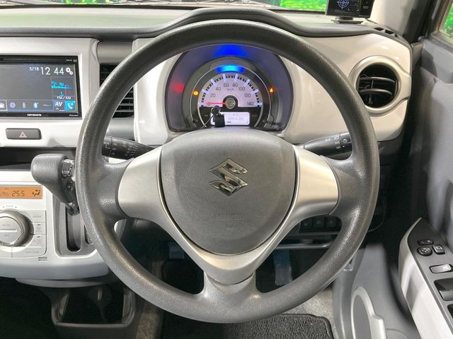 �C���e���A�ɍ��킹���f�U�C���̃X�e�A�����O�́A�^�]�������̂��Ƃ��l���A�^�]���₷���`��A�傫���ł��B�����x�A���ۂɐG���Ă��m���߂��������B