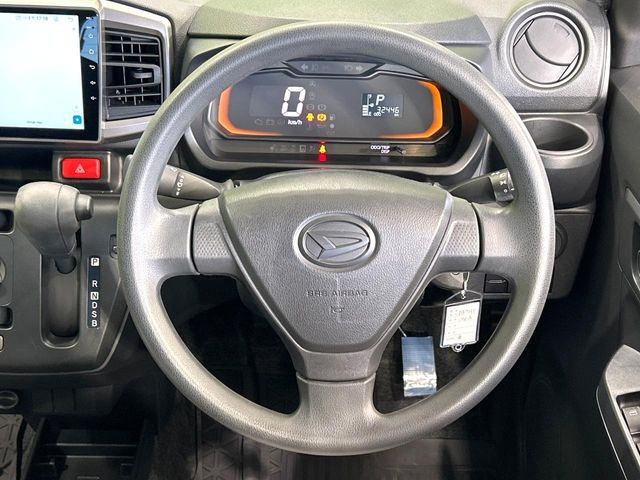 �C���e���A�ɍ��킹���f�U�C���̃X�e�A�����O�́A�^�]�������̂��Ƃ��l���A�^�]���₷���`��A�傫���ł��B�����x�A���ۂɐG���Ă��m���߂��������B
