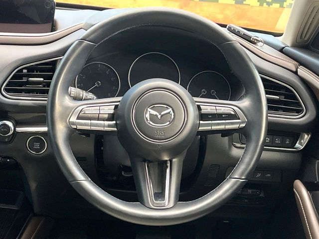 �C���e���A�ɍ��킹���f�U�C���̃X�e�A�����O�́A�^�]�������̂��Ƃ��l���A�^�]���₷���`��A�傫���ł��B�����x�A���ۂɐG���Ă��m���߂��������B