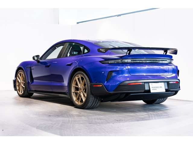 タイカンターボ GT ウィズ ヴァイザッハパッケージ 4WD