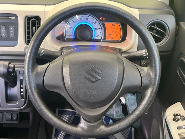 �C���e���A�ɍ��킹���f�U�C���̃X�e�A�����O�́A�^�]�������̂��Ƃ��l���A�^�]���₷���`��A�傫���ł��B�����x�A���ۂɐG���Ă��m���߂��������B