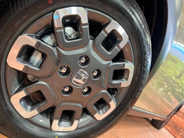 �y����15�C���`�A���~�z�C�[���z�O�ςɃ}�b�`���������A���~�z�C�[���𑕒����Ă���܂��B�e��ЊO�A���~�z�C�[����A�X�^�b�h���X�^�C�����戵�����Ă���܂��B���񂲑��k����������