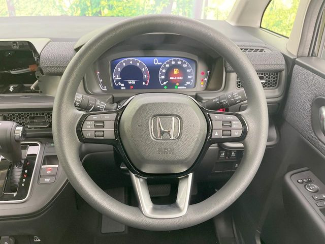 �C���e���A�ɍ��킹���f�U�C���̃X�e�A�����O�́A�^�]�������̂��Ƃ��l���A�^�]���₷���`��A�傫���ł��B�����x�A���ۂɐG���Ă��m���߂��������B