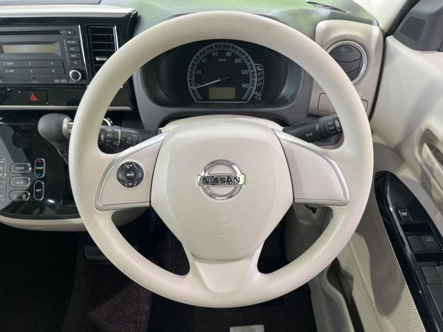 �C���e���A�ɍ��킹���f�U�C���̃X�e�A�����O�́A�^�]�������̂��Ƃ��l���A�^�]���₷���`��A�傫���ł��B�����x�A���ۂɐG���Ă��m���߂��������B