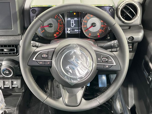 インテリアに合わせたデザインのステアリングは、運転される方のことも考え、運転しやすい形状、大きさです。是非一度、実際に触ってお確かめください。