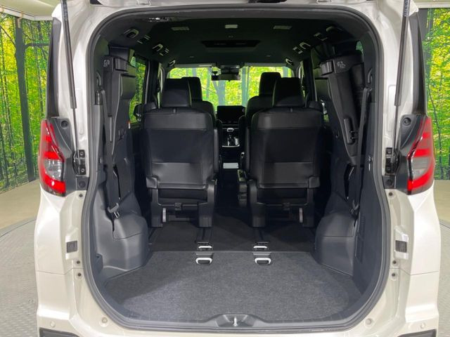 普段のお買い物や通勤、送迎等に十分な荷室スペースを確保しております。セカンドシートを倒すと、大きな荷物の積載も可能です♪