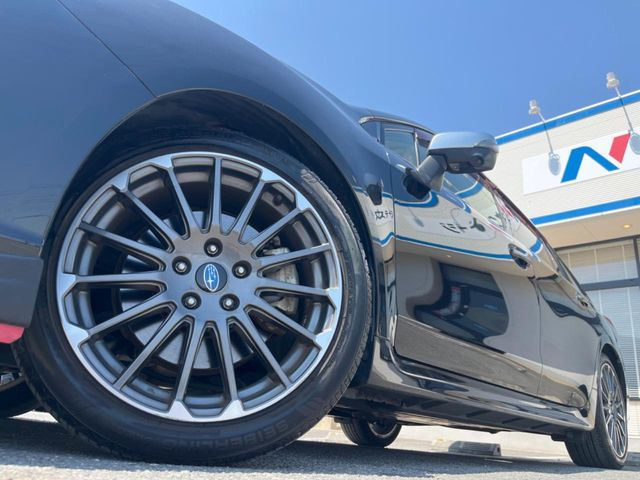 �y����18�C���`�A���~�z�C�[���z�O�ςɃ}�b�`���������A���~�z�C�[���𑕒����Ă���܂��B�e��ЊO�A���~�z�C�[����A�X�^�b�h���X�^�C�����戵�����Ă���܂��B���񂲑��k����������