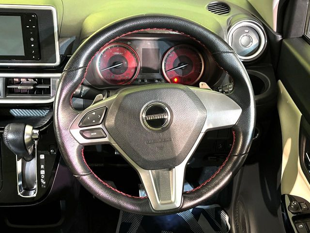 �C���e���A�ɍ��킹���f�U�C���̃X�e�A�����O�́A�^�]�������̂��Ƃ��l���A�^�]���₷���`��A�傫���ł��B�����x�A���ۂɐG���Ă��m���߂��������B