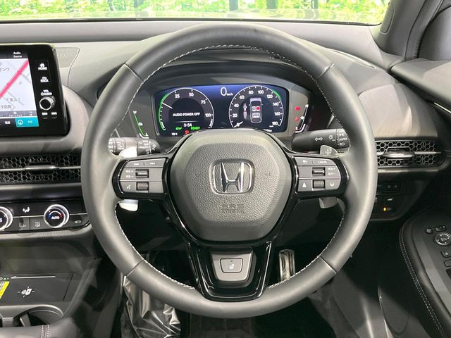 �C���e���A�ɍ��킹���f�U�C���̃X�e�A�����O�́A�^�]�������̂��Ƃ��l���A�^�]���₷���`��A�傫���ł��B�����x�A���ۂɐG���Ă��m���߂��������B