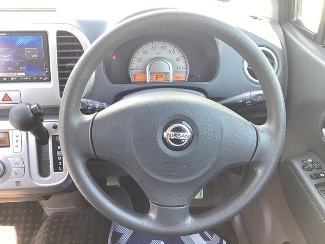 �C���e���A�ɍ��킹���f�U�C���̃X�e�A�����O�́A�^�]�������̂��Ƃ��l���A�^�]���₷���`��A�傫���ł��B�����x�A���ۂɐG���Ă��m���߂��������B
