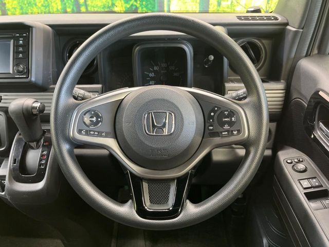 �C���e���A�ɍ��킹���f�U�C���̃X�e�A�����O�́A�^�]�������̂��Ƃ��l���A�^�]���₷���`��A�傫���ł��B�����x�A���ۂɐG���Ă��m���߂��������B
