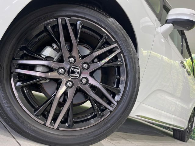 �y����18�C���`�A���~�z�C�[���z�O�ςɃ}�b�`���������A���~�z�C�[���𑕒����Ă���܂��B�e��ЊO�A���~�z�C�[����A�X�^�b�h���X�^�C�����戵�����Ă���܂��B���񂲑��k����������