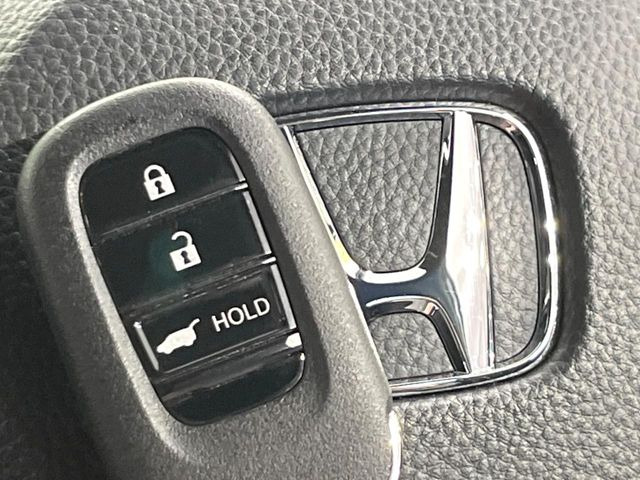 �yHonda�X�}�[�g�L�[�z�J�o����|�P�b�g�ɓ��ꂽ�܂܂ł��h�A�̎{���E�������\�ȃX�}�[�g�L�[�𑕔��B�G���W���̃I���E�I�t�����J�M�����o���K�v����������Ƃ��Ă��֗��ł���