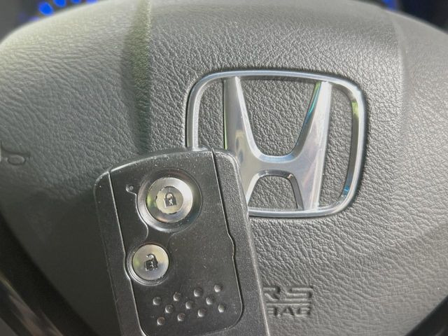 �yHonda�X�}�[�g�L�[�z�J�o����|�P�b�g�ɓ��ꂽ�܂܂ł��h�A�̎{���E�������\�ȃX�}�[�g�L�[�𑕔��B�G���W���̃I���E�I�t�����J�M�����o���K�v����������Ƃ��Ă��֗��ł���