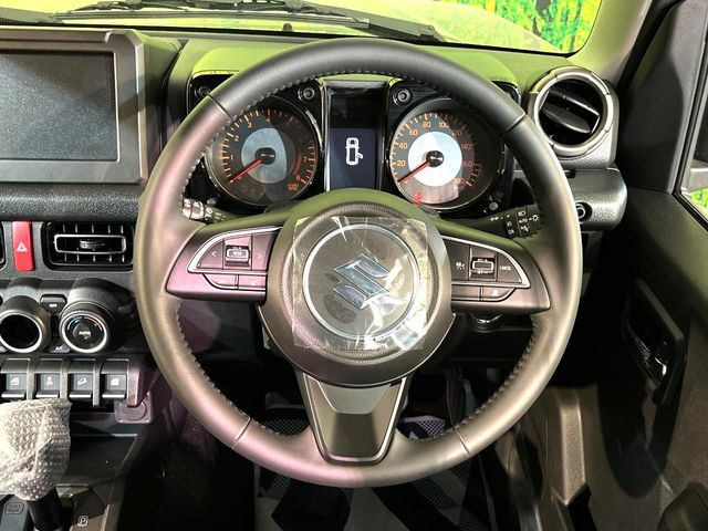 �C���e���A�ɍ��킹���f�U�C���̃X�e�A�����O�́A�^�]�������̂��Ƃ��l���A�^�]���₷���`��A�傫���ł��B�����x�A���ۂɐG���Ă��m���߂��������B