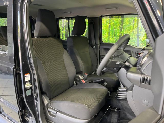 運転席まわりには十分なスペースがあり、大柄な方でもゆったり運転していただける環境です。